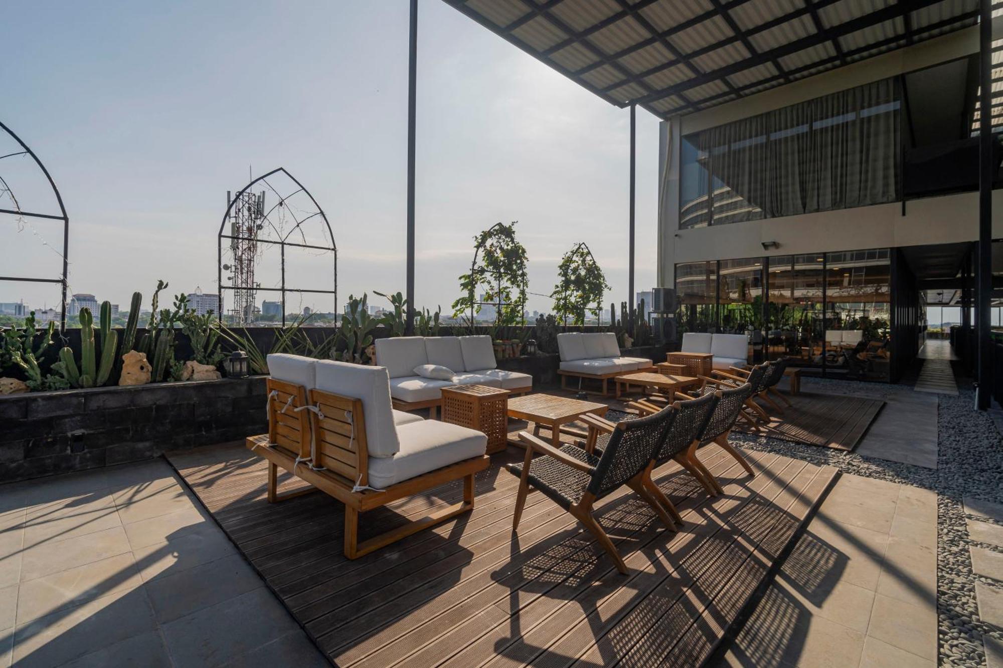 Stay.Vie Hotel Surabaya Exterior foto