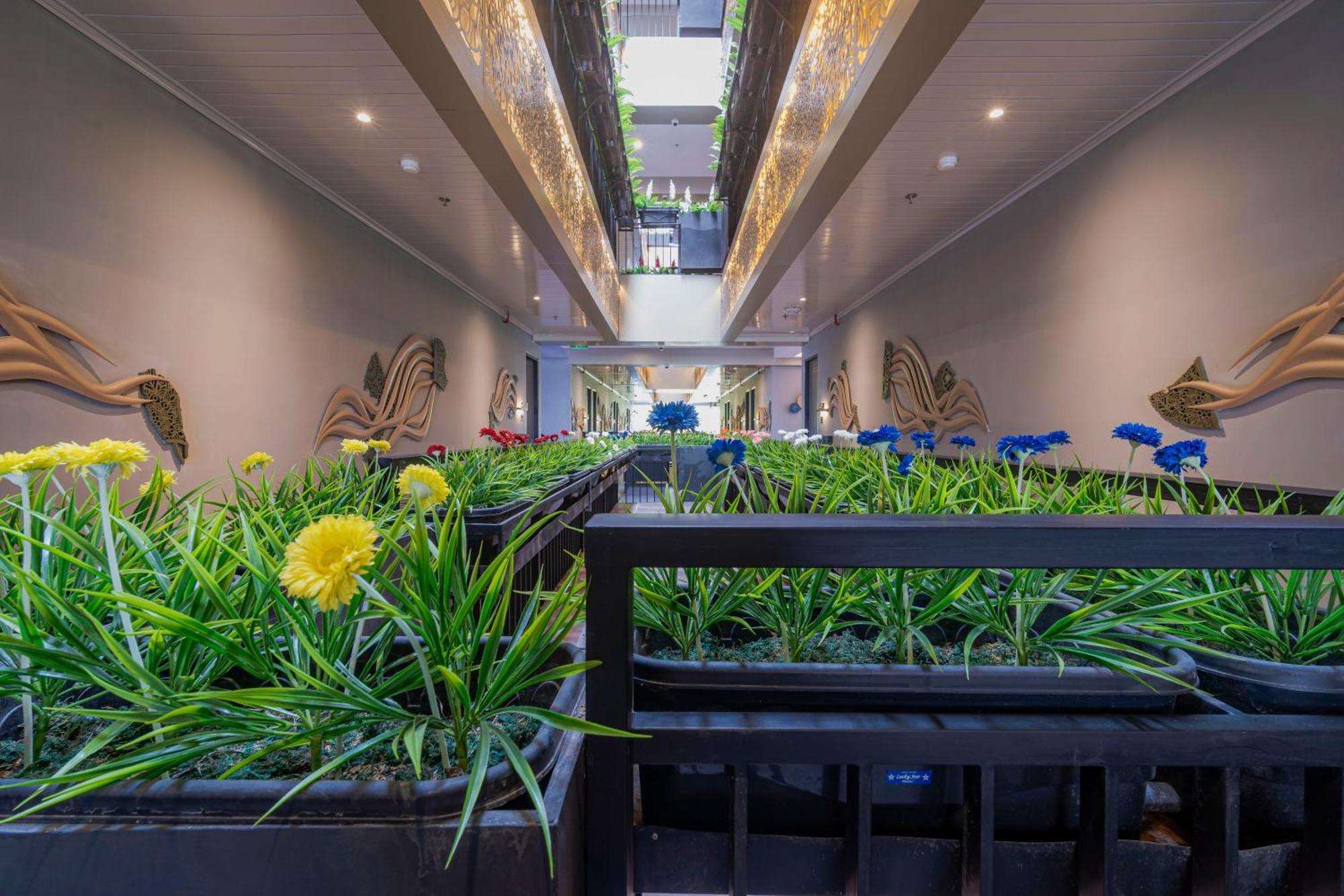 Stay.Vie Hotel Surabaya Exterior foto