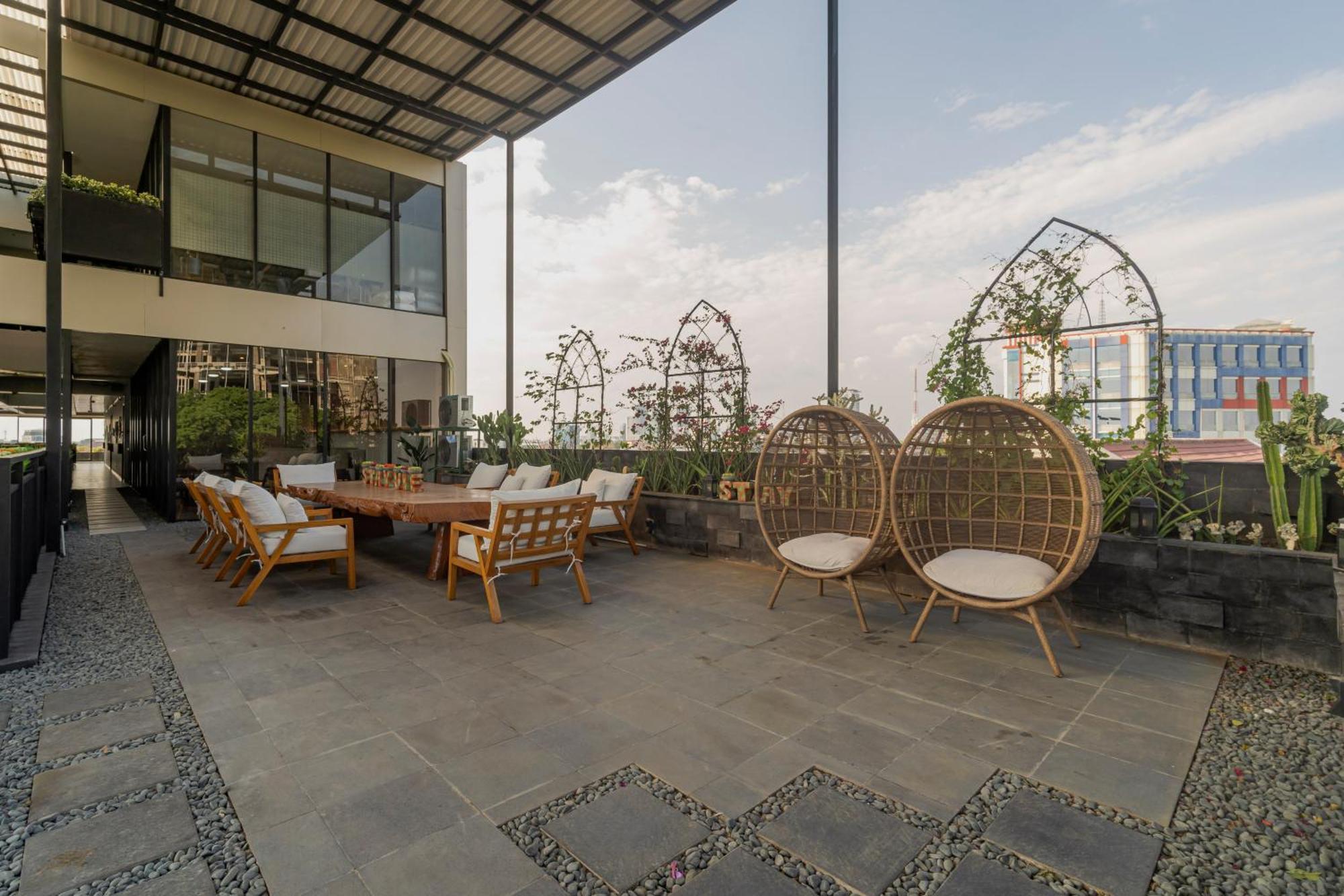 Stay.Vie Hotel Surabaya Exterior foto