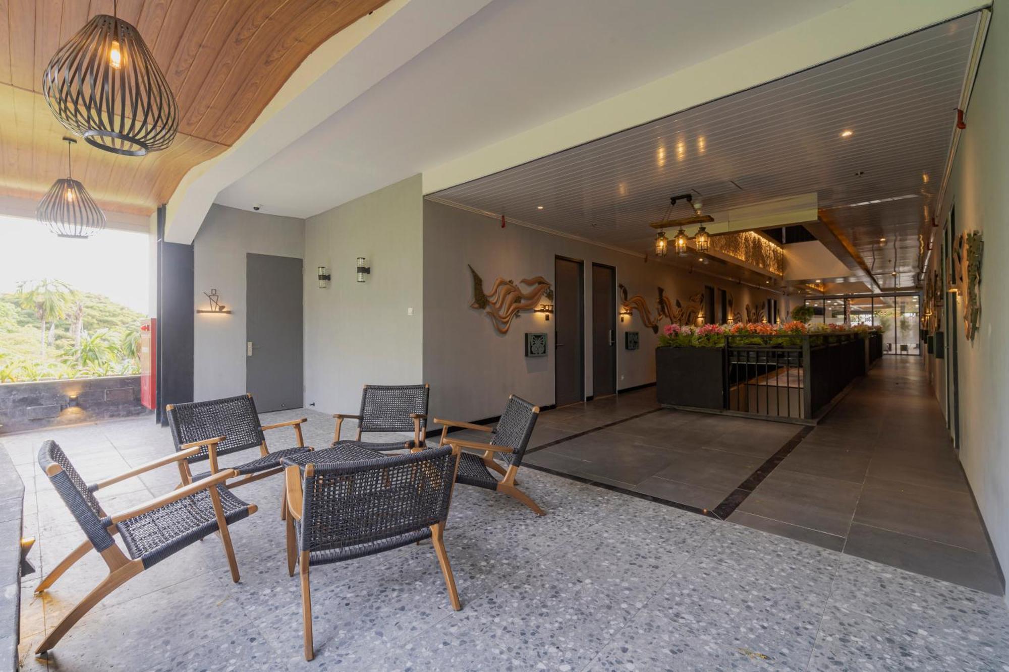 Stay.Vie Hotel Surabaya Exterior foto