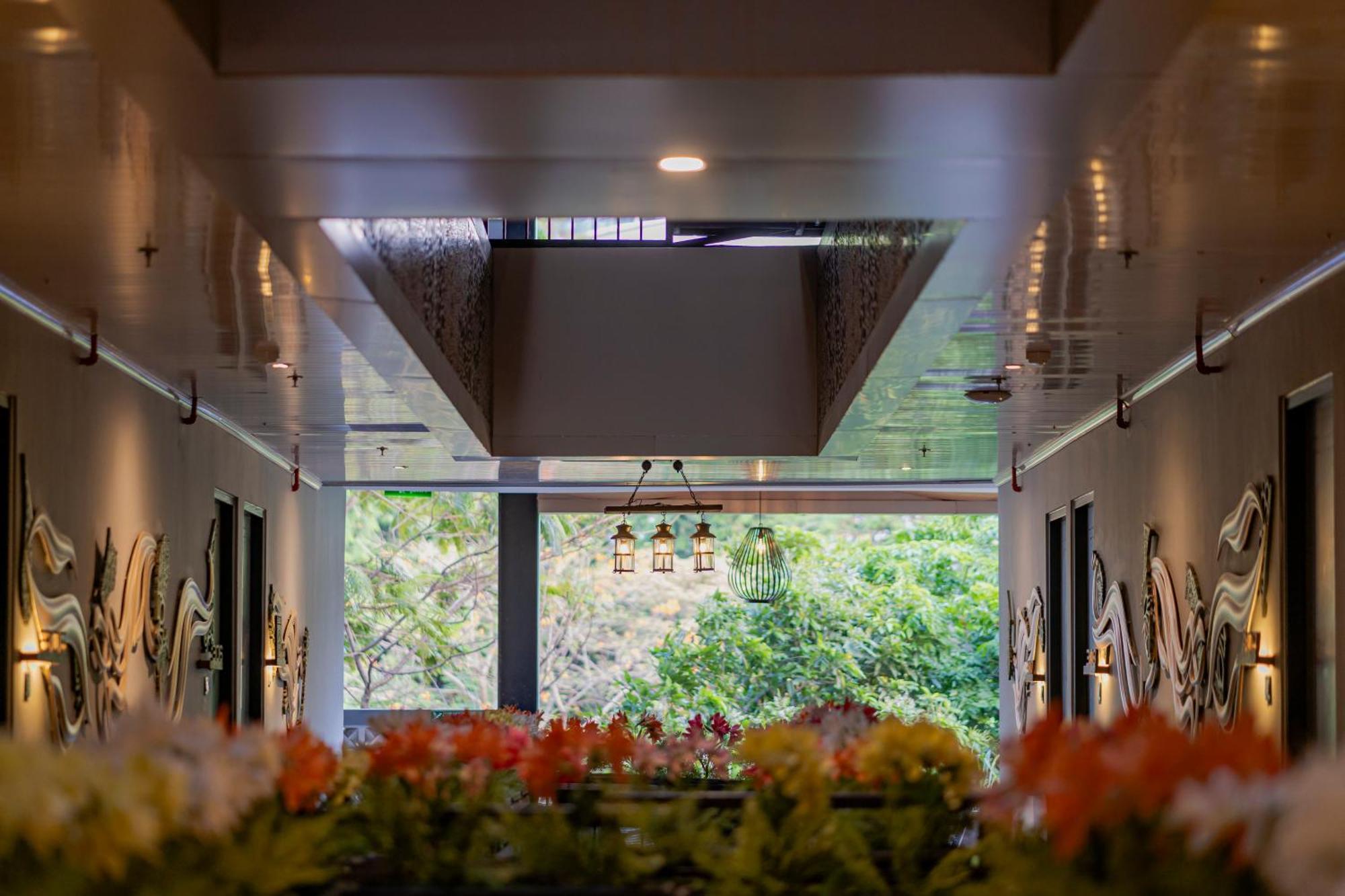 Stay.Vie Hotel Surabaya Exterior foto